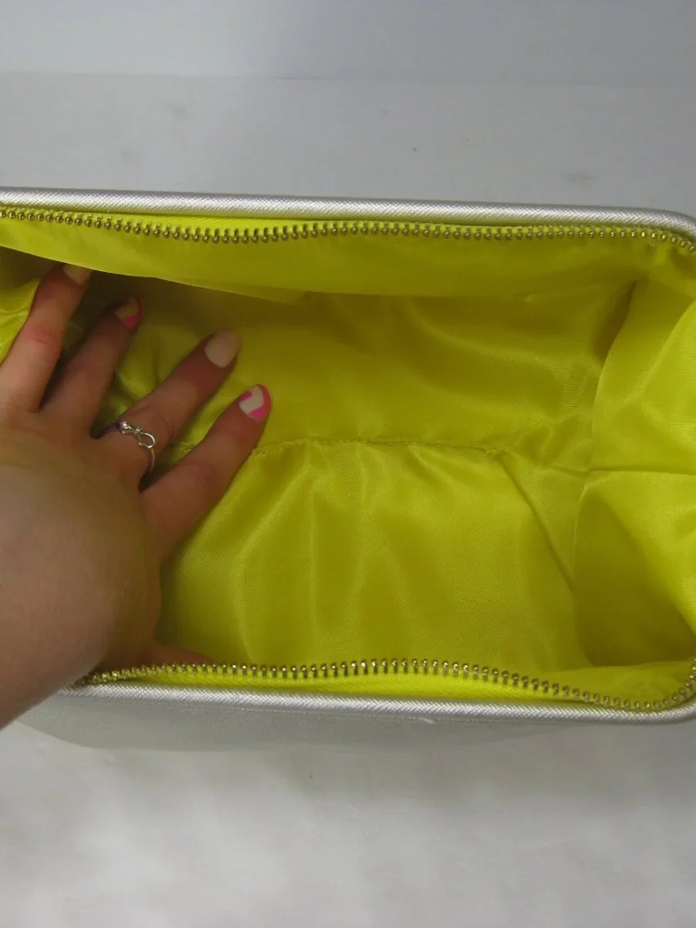 KENDRA SCOTT Make Up Cosmetics Zip Bag Dopp Pouch Silver Gold NWT